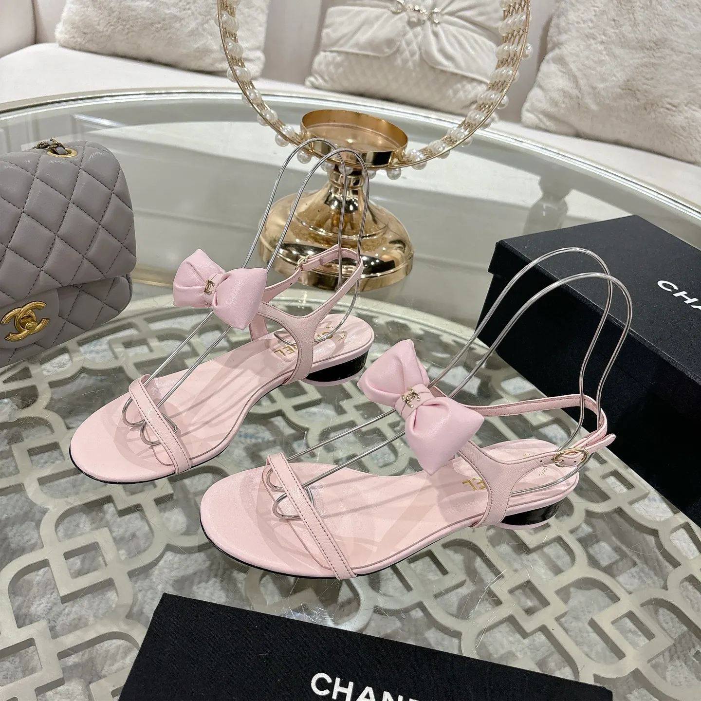 👟👟Ex-factory price 560👟👟 CHANEL 25ss spring and summer new counter top double C bow sandals. This classic design; bow with double C embellishment, playful and elegant, multiple color matching elements... Diversified mix and match is very beautiful and versatile, very light and comfortable on the feet, super delicate and elegant... ꫛꫀꪝ Go➫ Material: Upper: Original customized imported sheepskin Inner: Original custom-made sheepskin lining Outsole: Original custom-made Italian through-dyed genuine leather outsole Size: 35–40 (40 and 41 are custom-made and cannot be returned or exchanged)